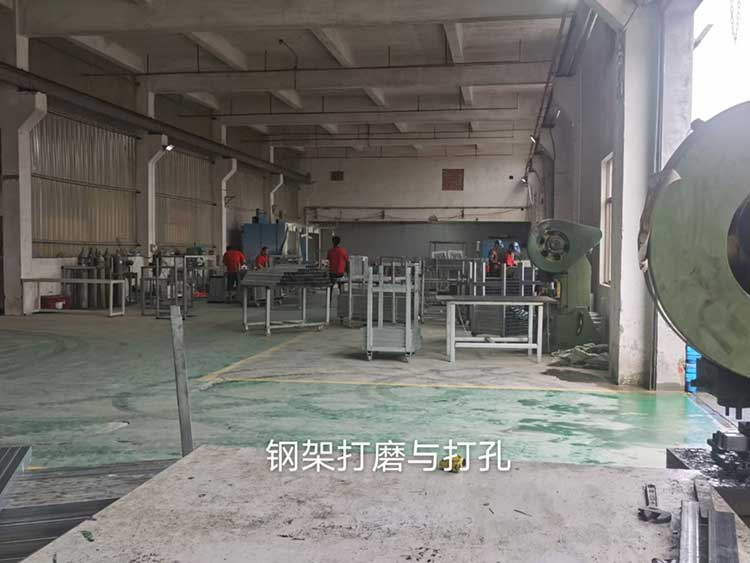 钢架打磨与打孔